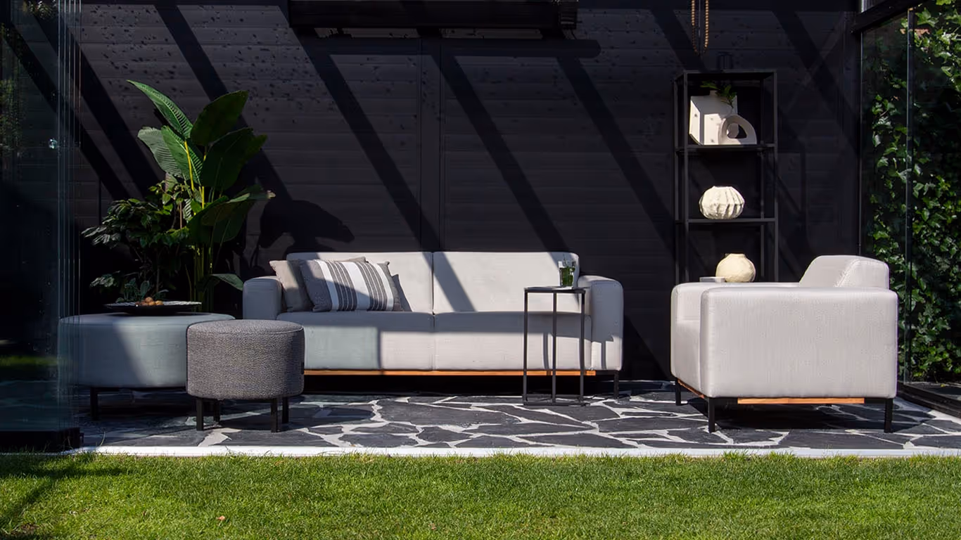 UrbanSofa Marbella outdoor loungebank met strakke designmeubels in groene tuin