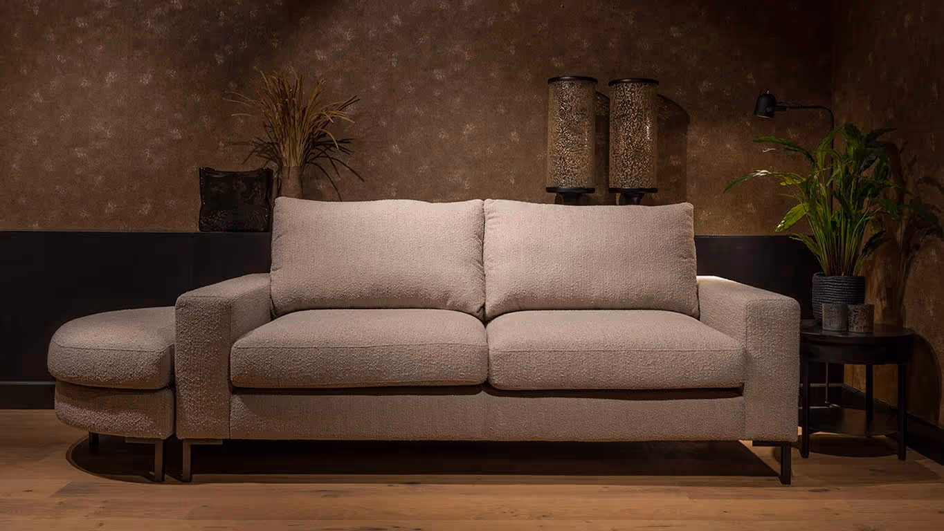 UrbanSofa bank uit Lausanne met neutrale tinten en gezellige decoratie