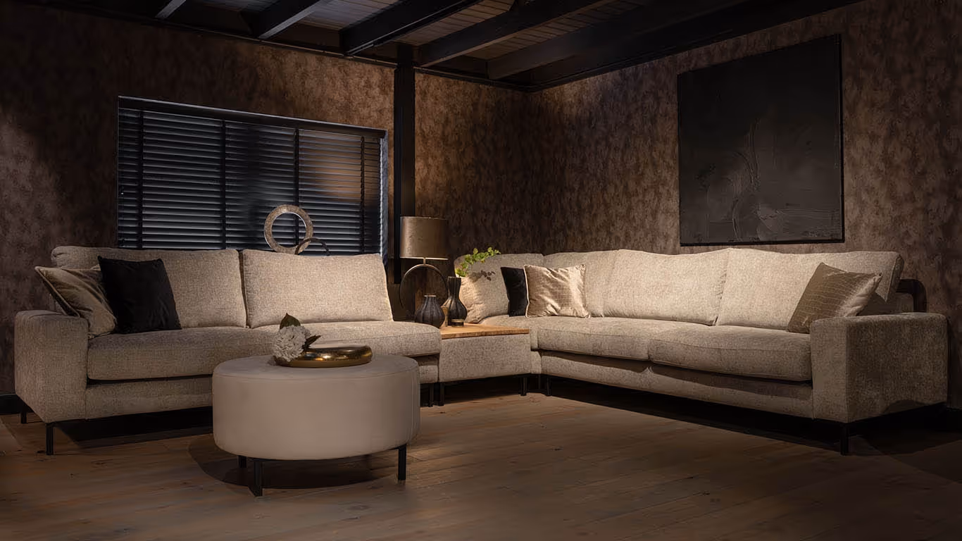 UrbanSofa hoekbank in sfeervol interieur van Lausanne studio