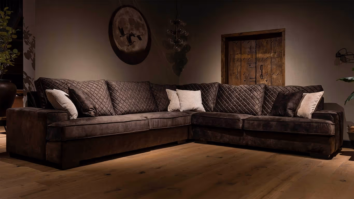 UrbanSofa Brandon hoekbank in donkere tinten met gezellige sfeerfoto