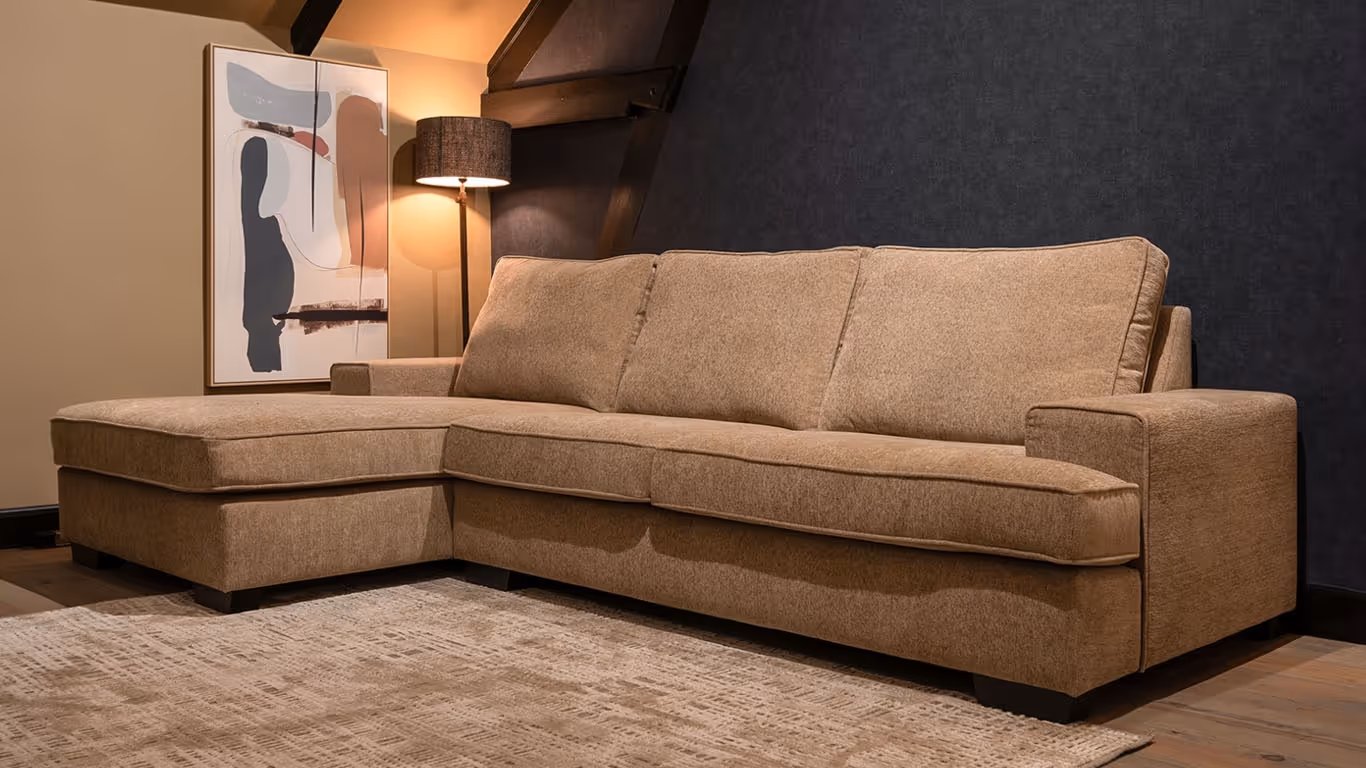 UrbanSofa Brandon hoekbank in warme beige tint met stijlvolle designverlichting