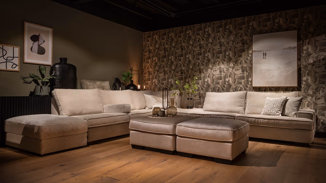 UrbanSofa Brandon bank in sfeervol interieur met neutrale tinten en patroonmuur