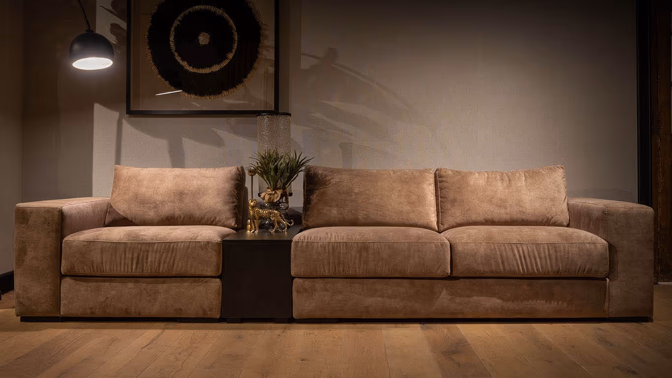 UrbanSofa Carl bank in warme bruine tint met stijlvolle decoratie