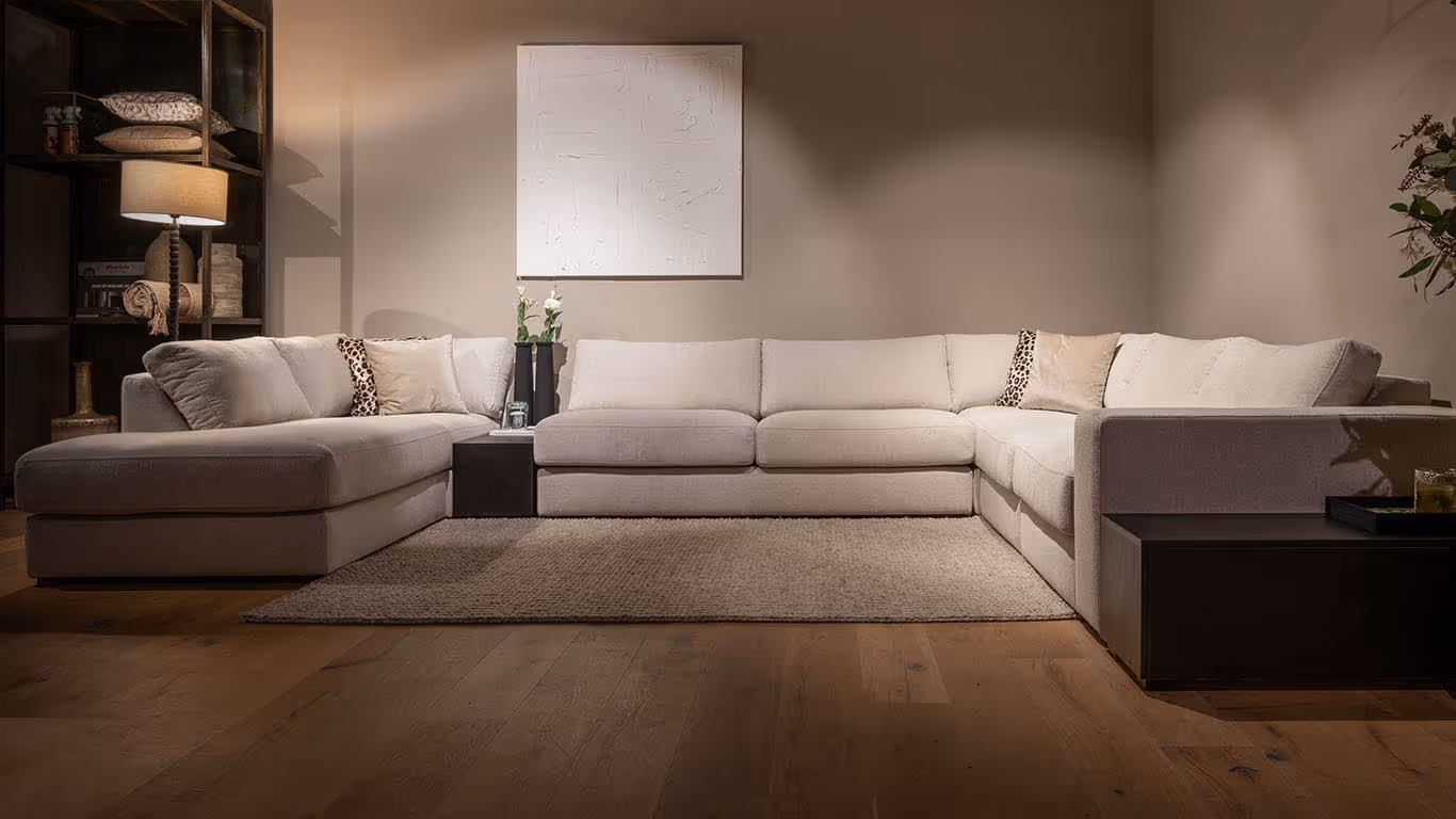 UrbanSofa Carl hoekbank in neutrale tinten met luipaard sierkussens