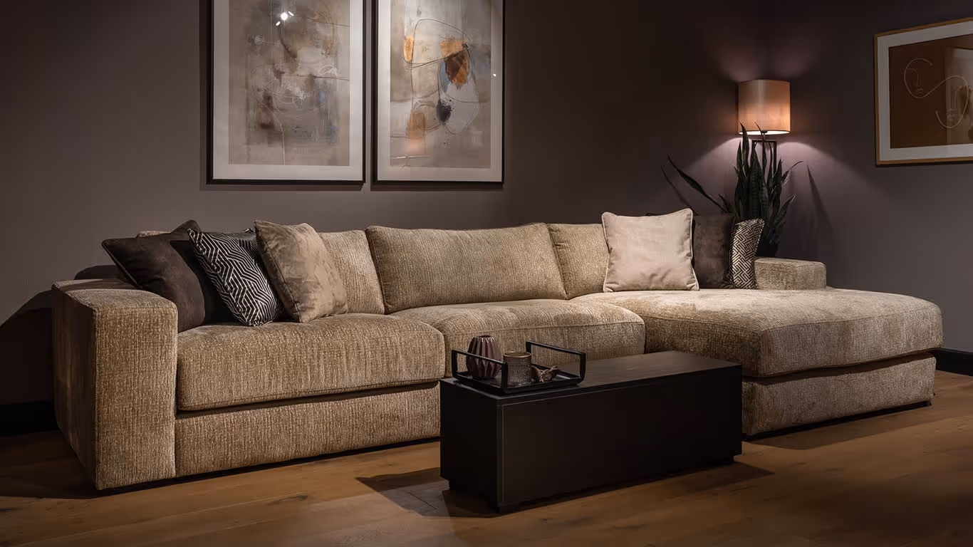 UrbanSofa Carl hoekbank in warme, neutrale tinten met decoratieve kussens