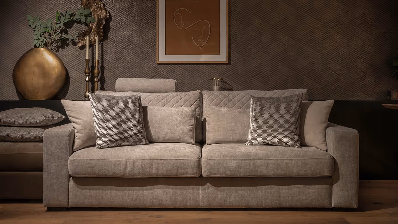 UrbanSofa Giorno bank in stijlvolle beige tinten met decoratieve kussens