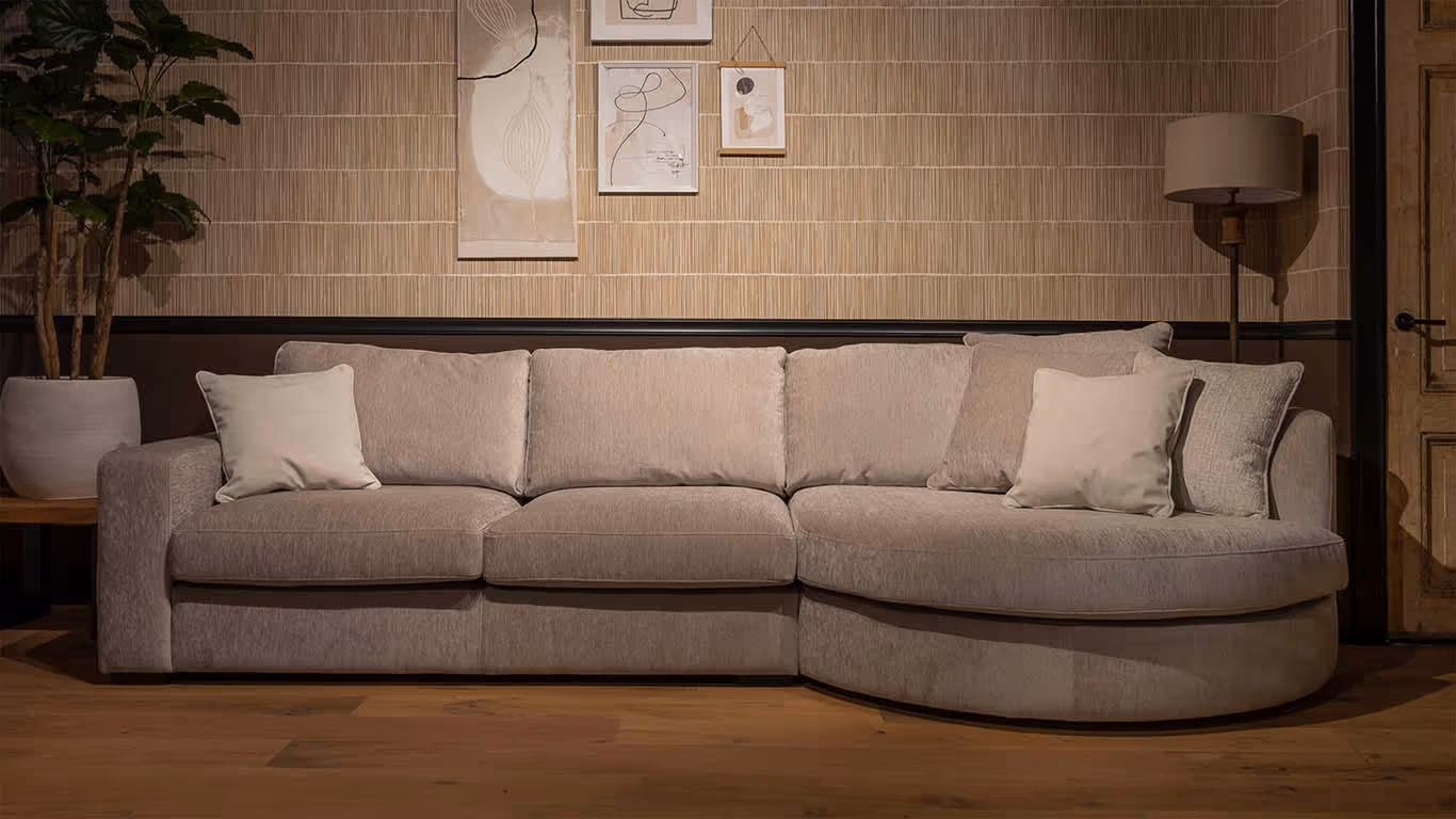 UrbanSofa Giorno comfortabele hoekbank in neutrale tinten met decoratieve kussens