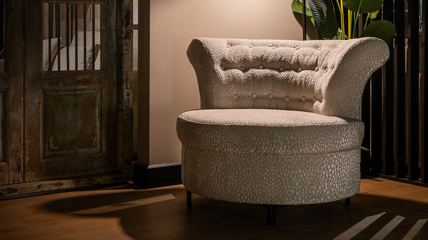 Luxe UrbanSofa Aspen in zachte zandkleur met klassieke uitstraling.