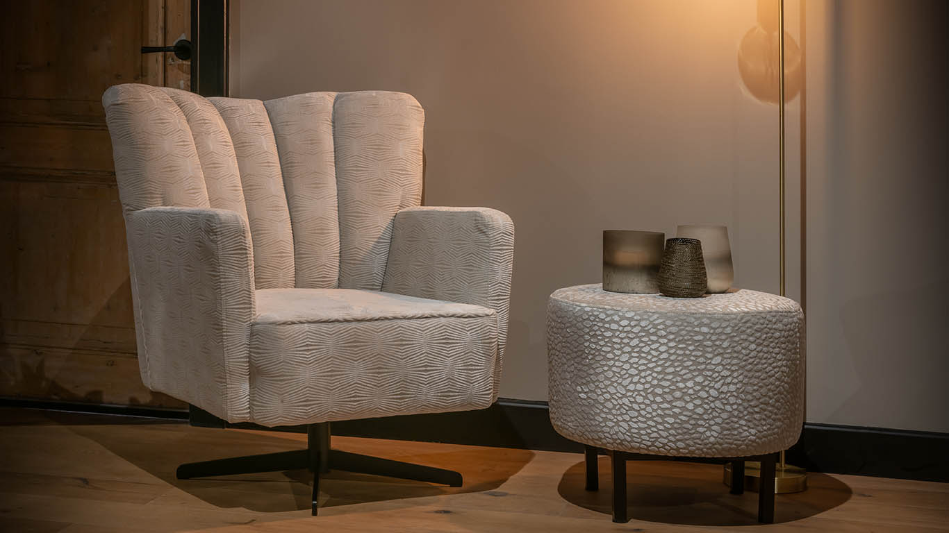 Jazz met hoge rugleuning en speelse belijning.