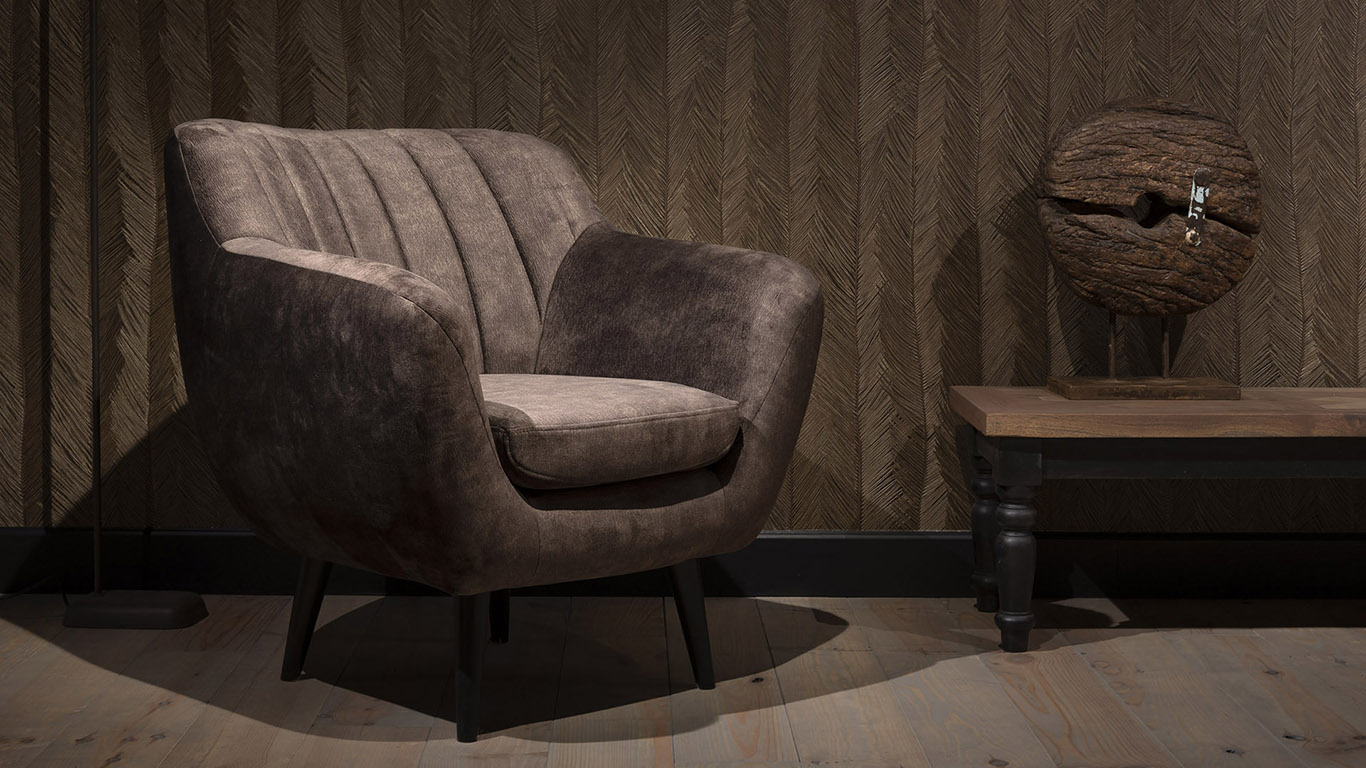 Calore met houten poten en ronde zitting.