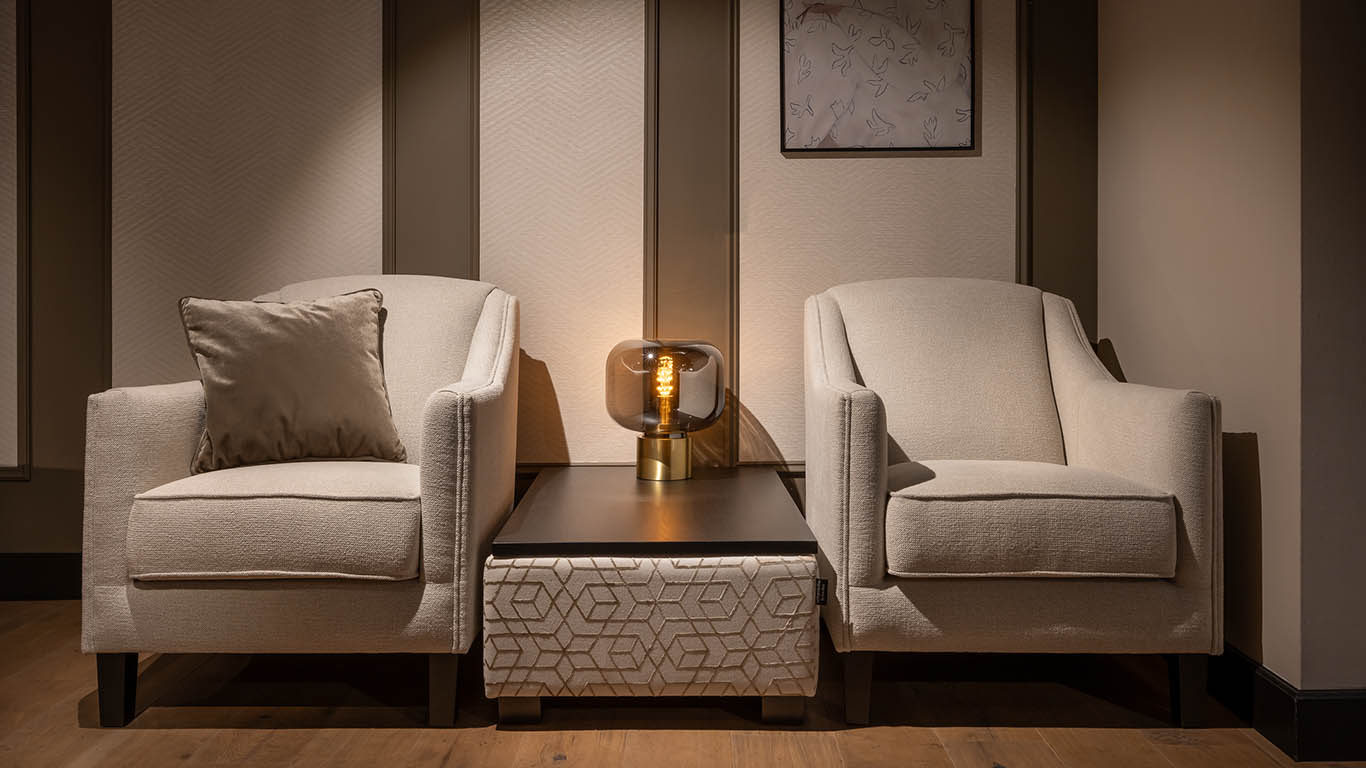 Jake in zachte beige stof.