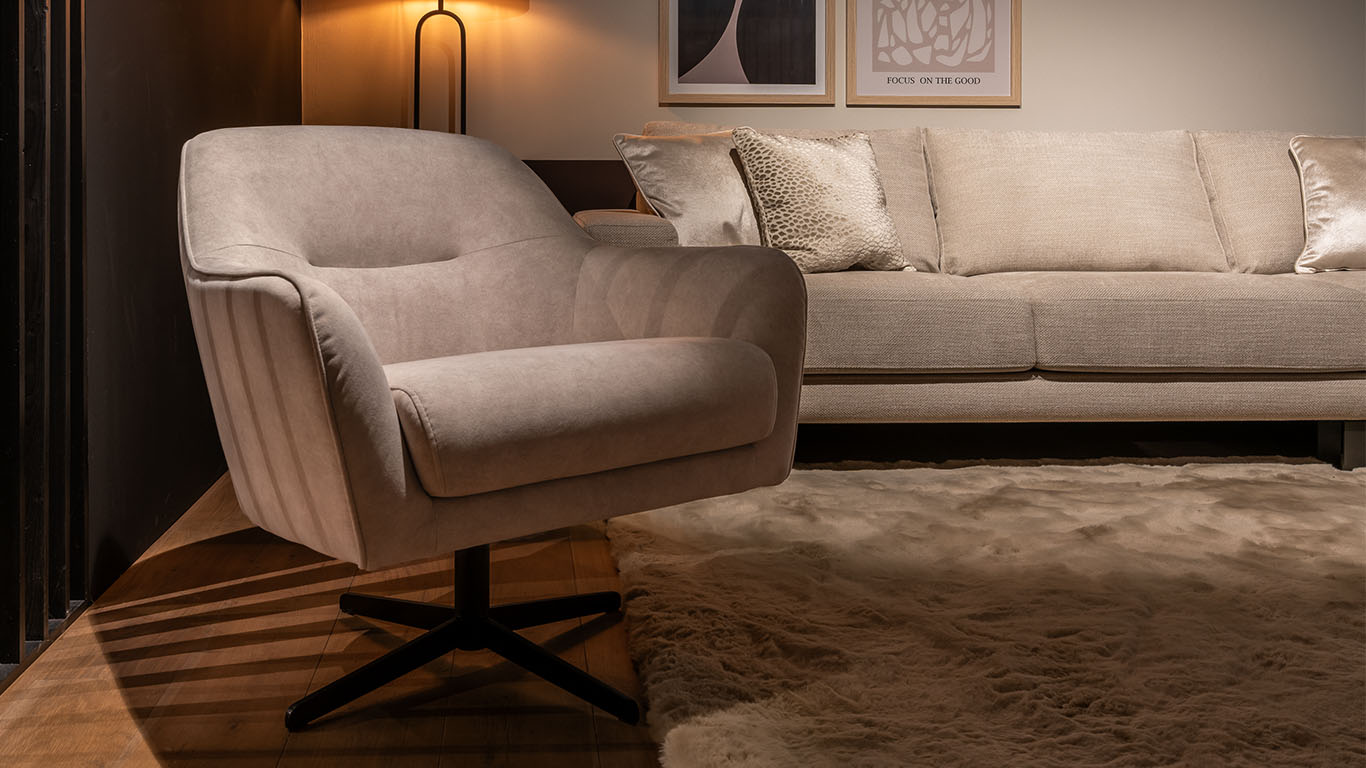 Tygo met zwartstalen draaipoot en moderne uitstraling.