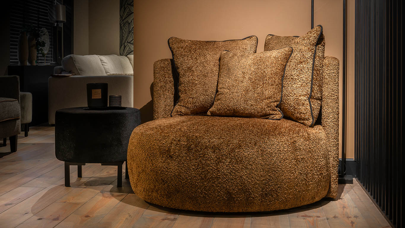 Nova ronde fauteuil met drie rugkussens.