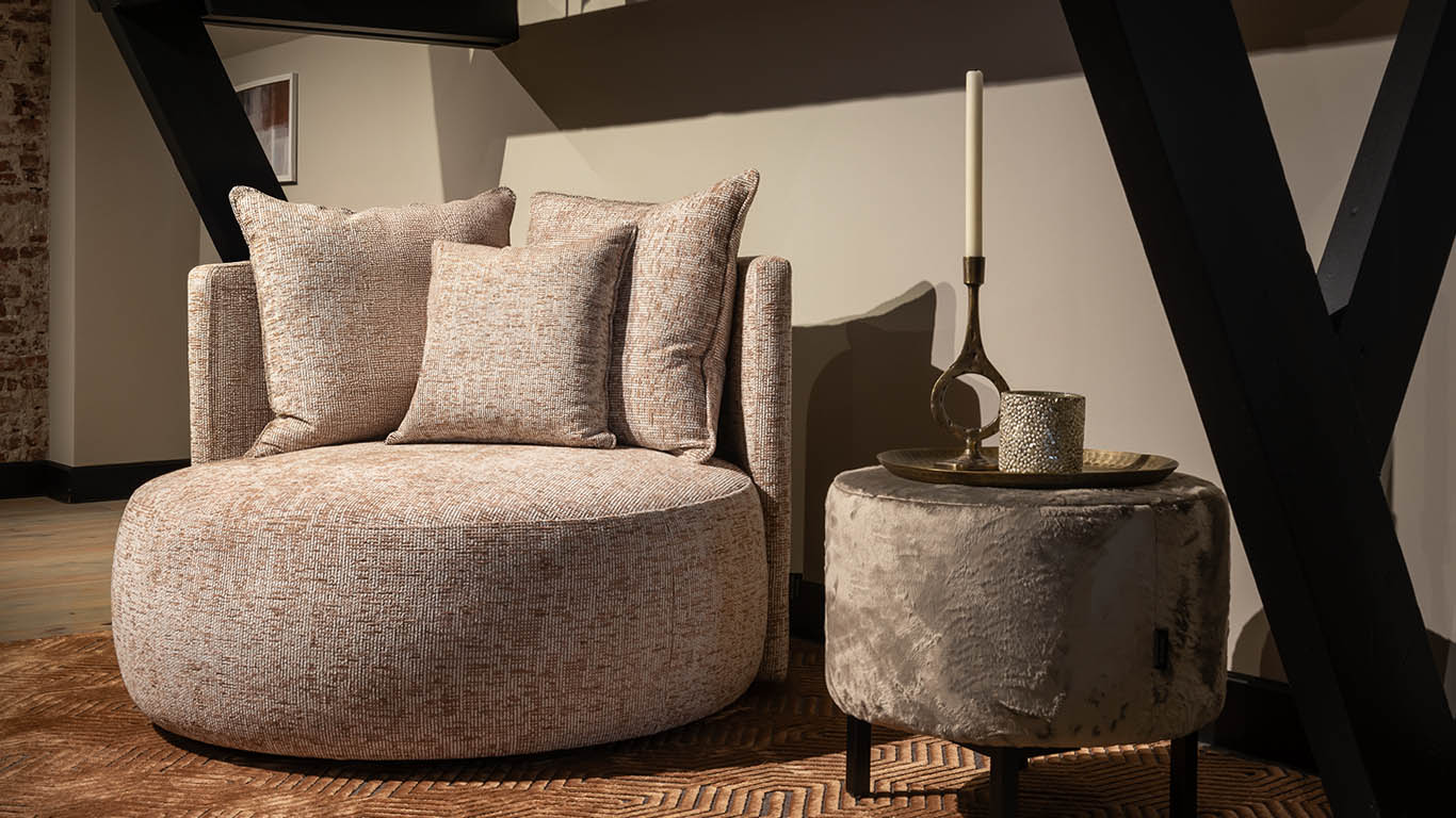 Handgemaakte Nova met brede zitting en losse kussens.