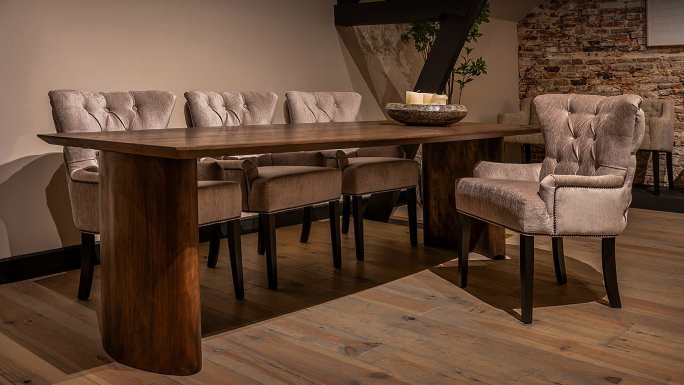 Amy stoel met bronzen nagels en handgreep