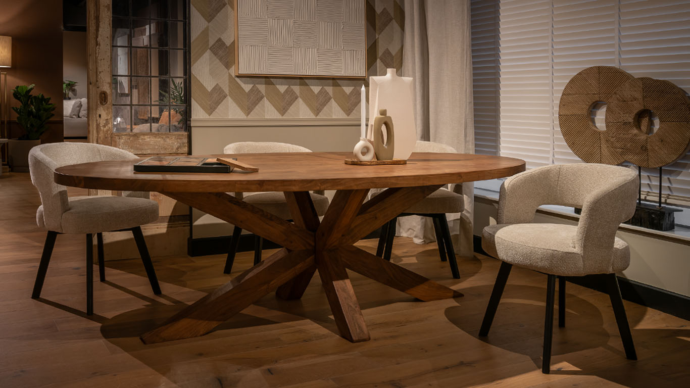 Moderne Lois stoel aan eettafel