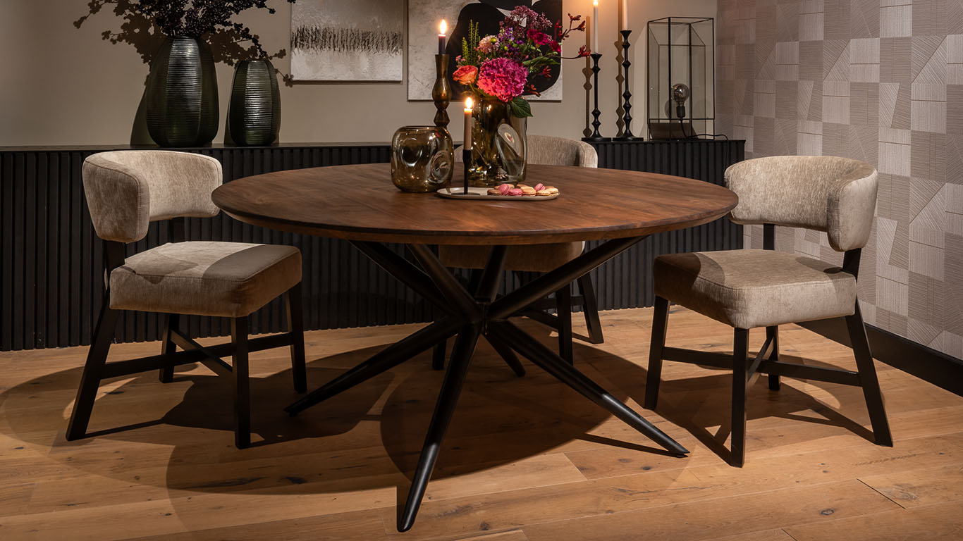 UrbanSofa Matteo in landelijke eetkamer