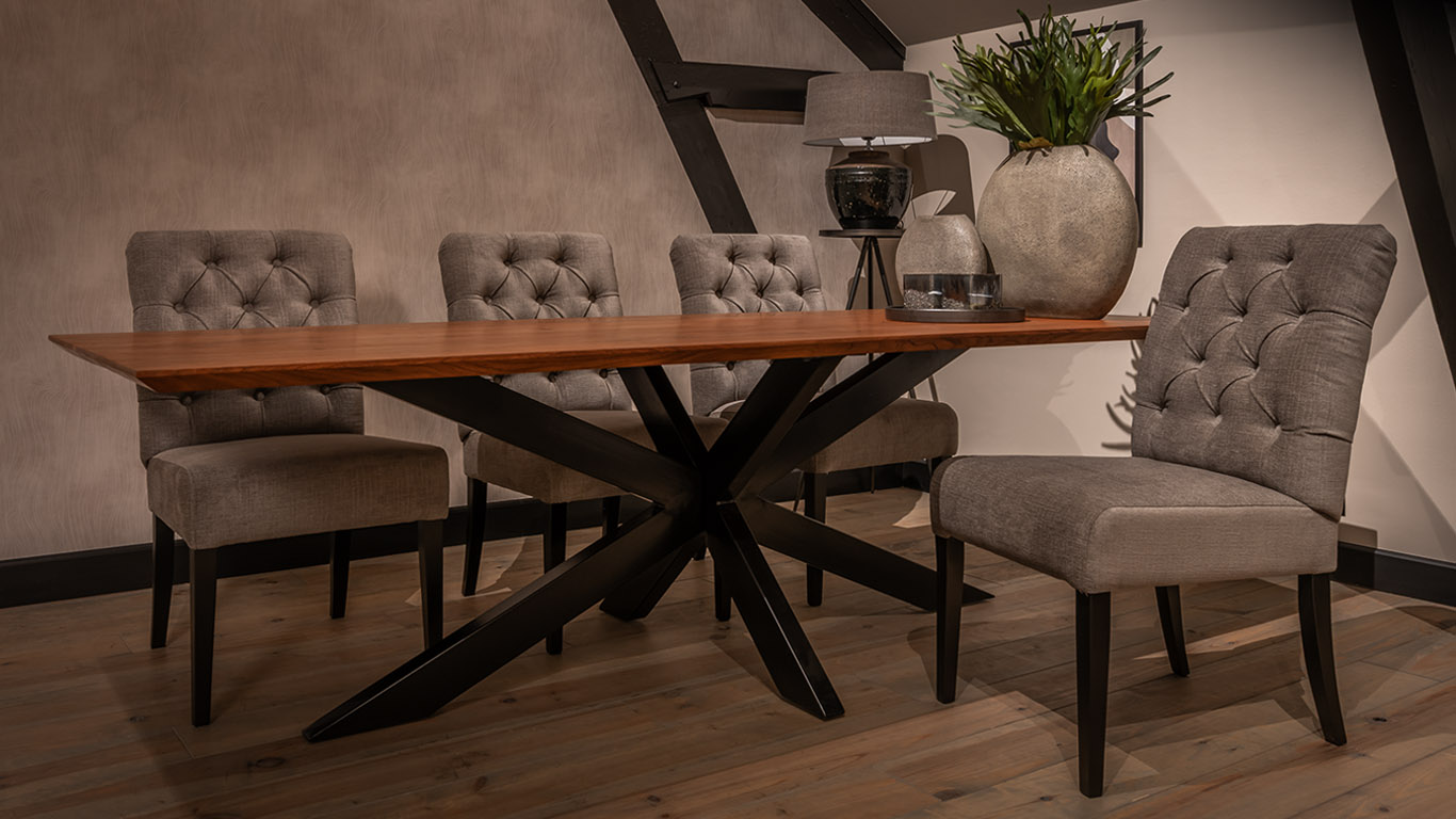 Chique Milou stoel met zwarte houten poten