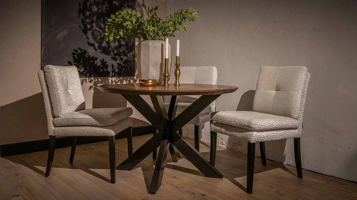 Zacht rugkussen van de UrbanSofa Quinten eetkamerfauteuil