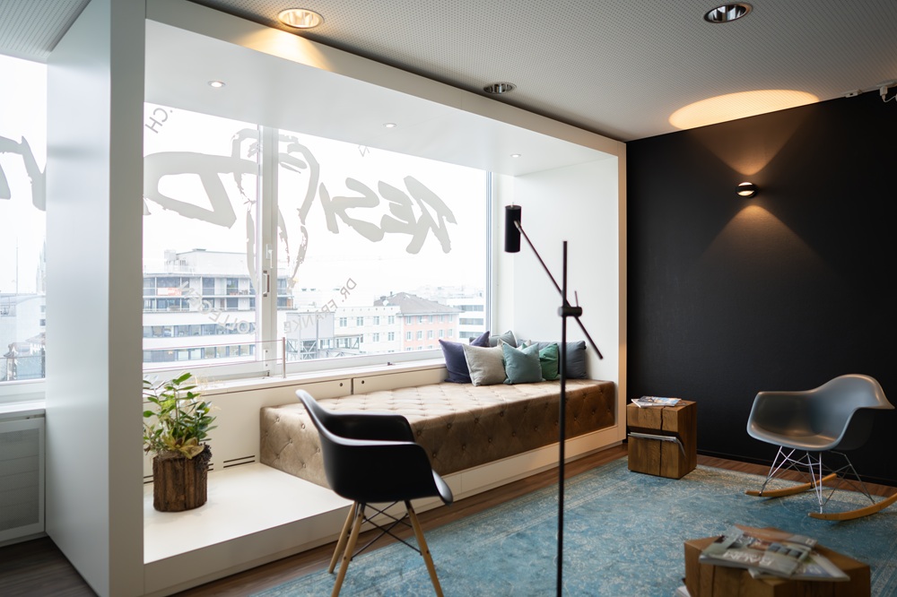 Das Wartezeit bei Zahnarzt Resident bietet neben coolem Ambiente auch einen schönen Ausblick über die Stadt Winterthur.