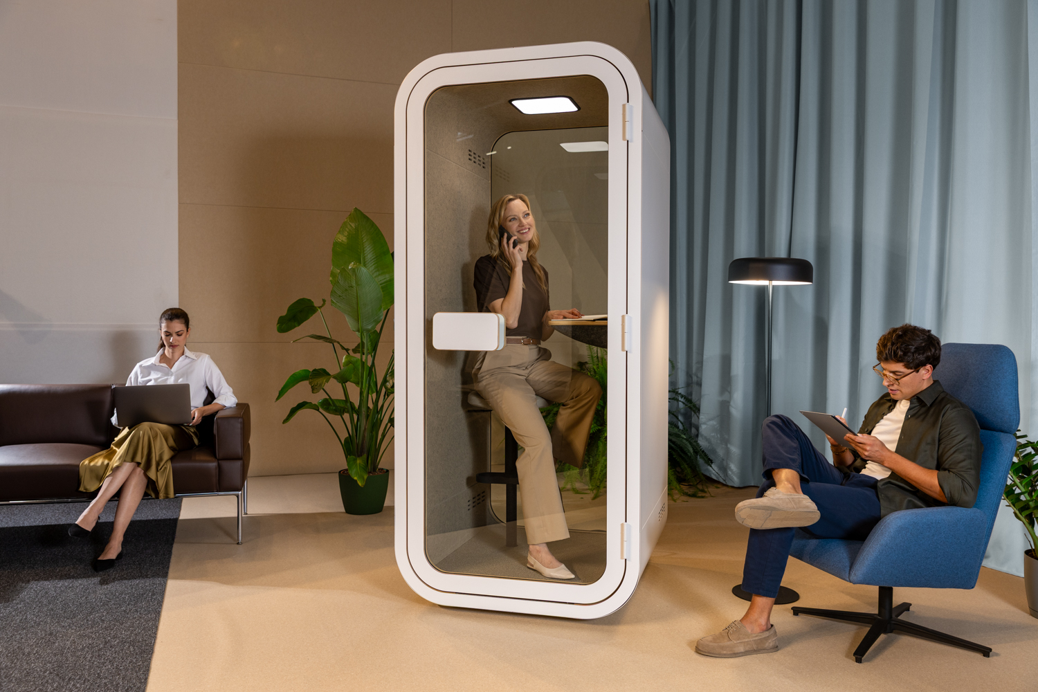 QuietOffice Phone im Büro; Telefonzelle von QuietOffice