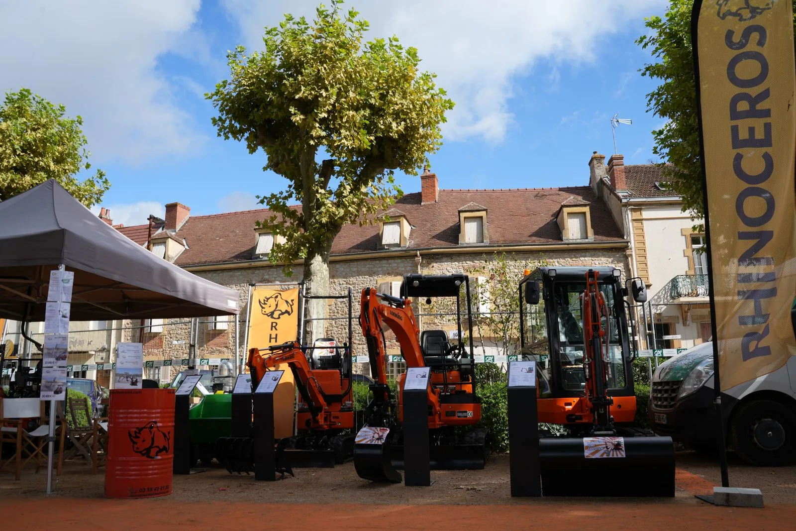Vue d'ensemble du stand Mini Pelle RHINOCEROS, Place de la Grève à Digoin