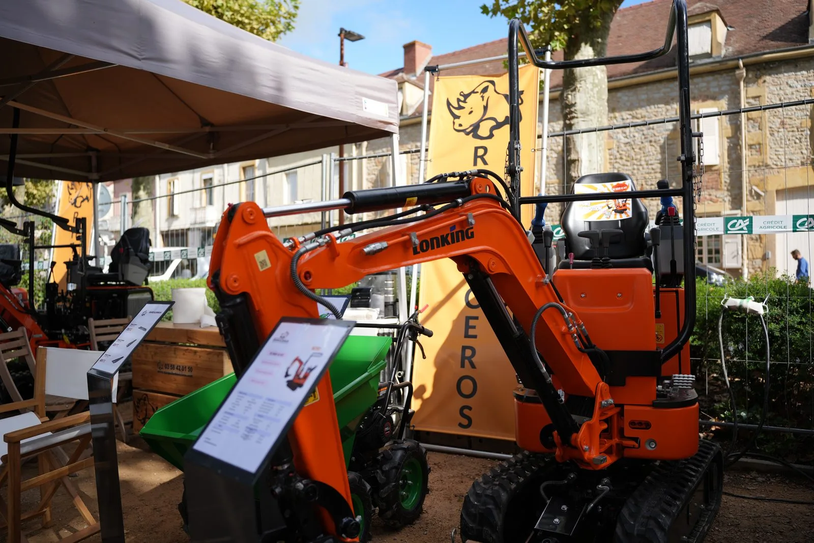 Mini-pelle RHINOCEROS et dumper exposés sous le chapiteau du stand