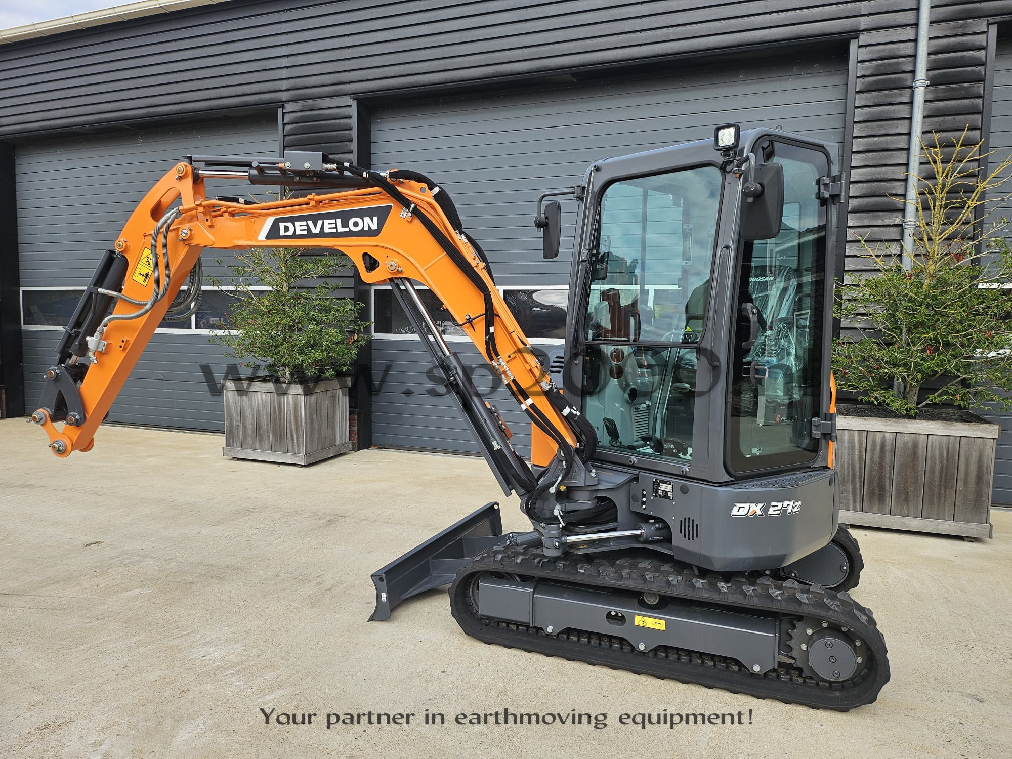 Develon DX27Z-7 track excavator