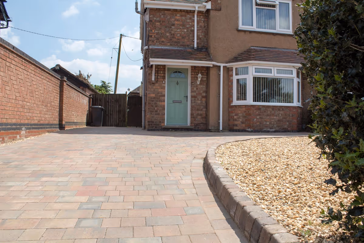 Autumn mix pencil edge driveway with autumn mix K.L kerb sets and a golden gravel area - angle 2