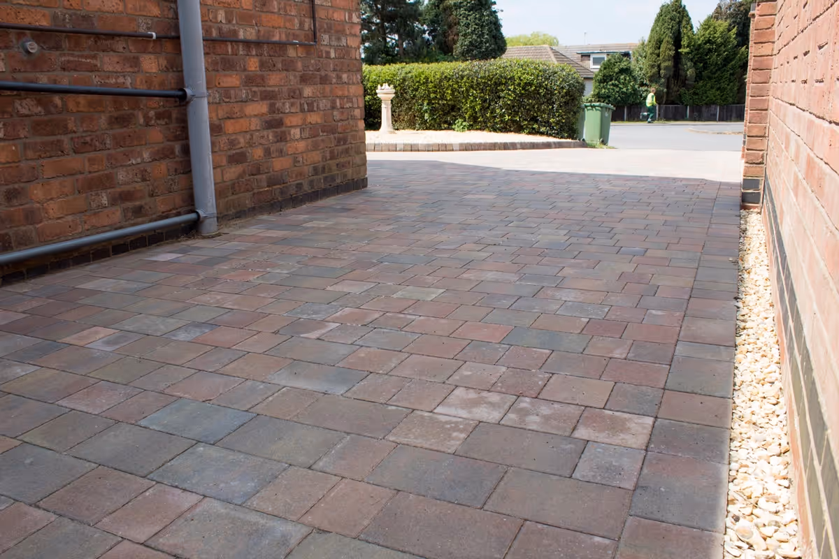 Autumn mix pencil edge driveway with autumn mix K.L kerb sets and a golden gravel area - angle 1