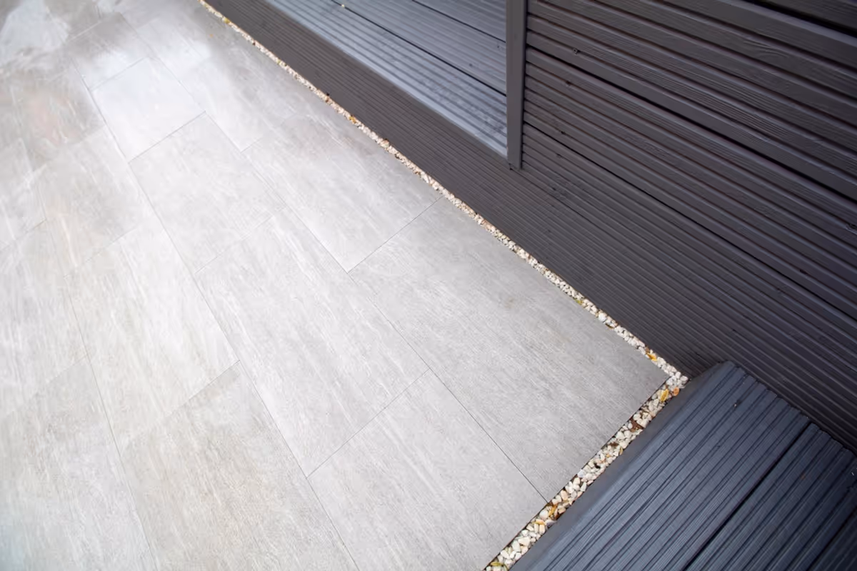 Light grey porcelain edged with classic white gravel. - angle 3