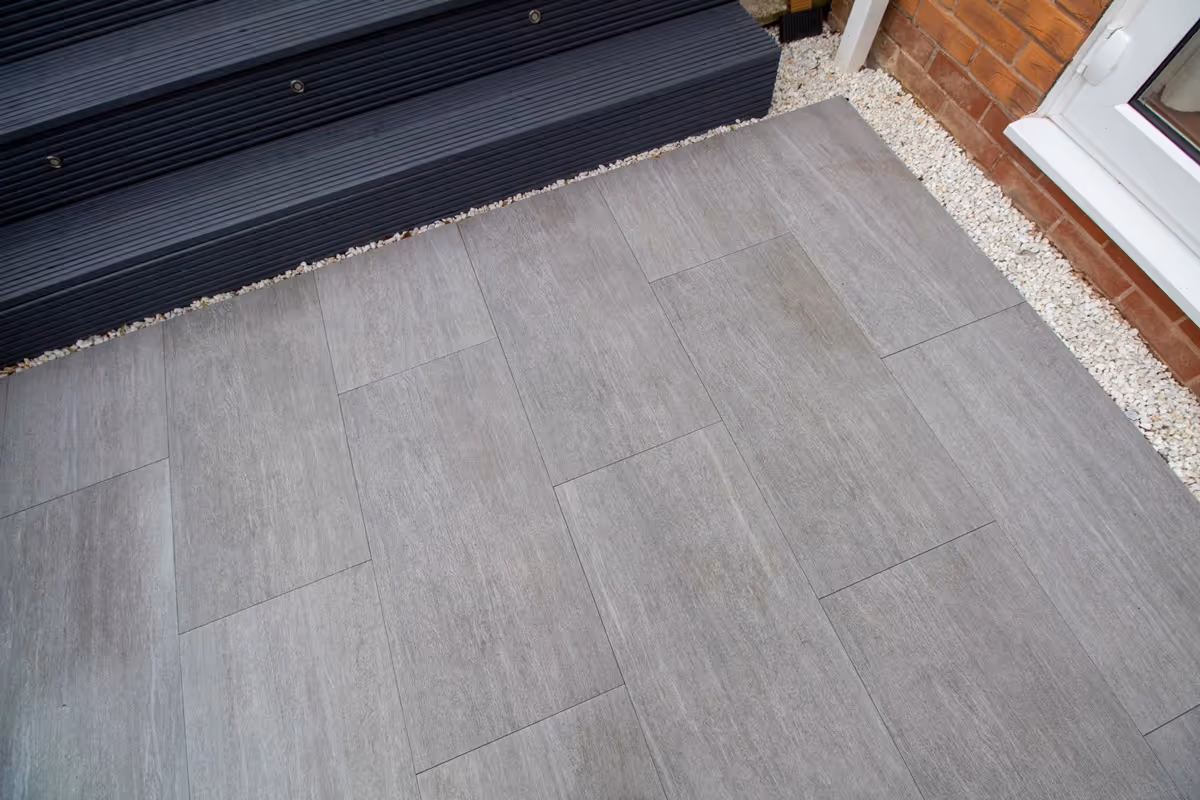 Light grey porcelain edged with classic white gravel. - angle 4