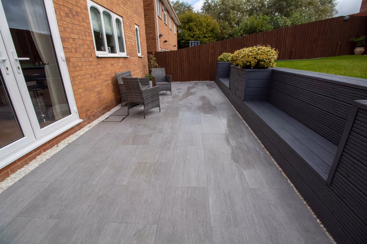 Light grey porcelain edged with classic white gravel. - angle 2