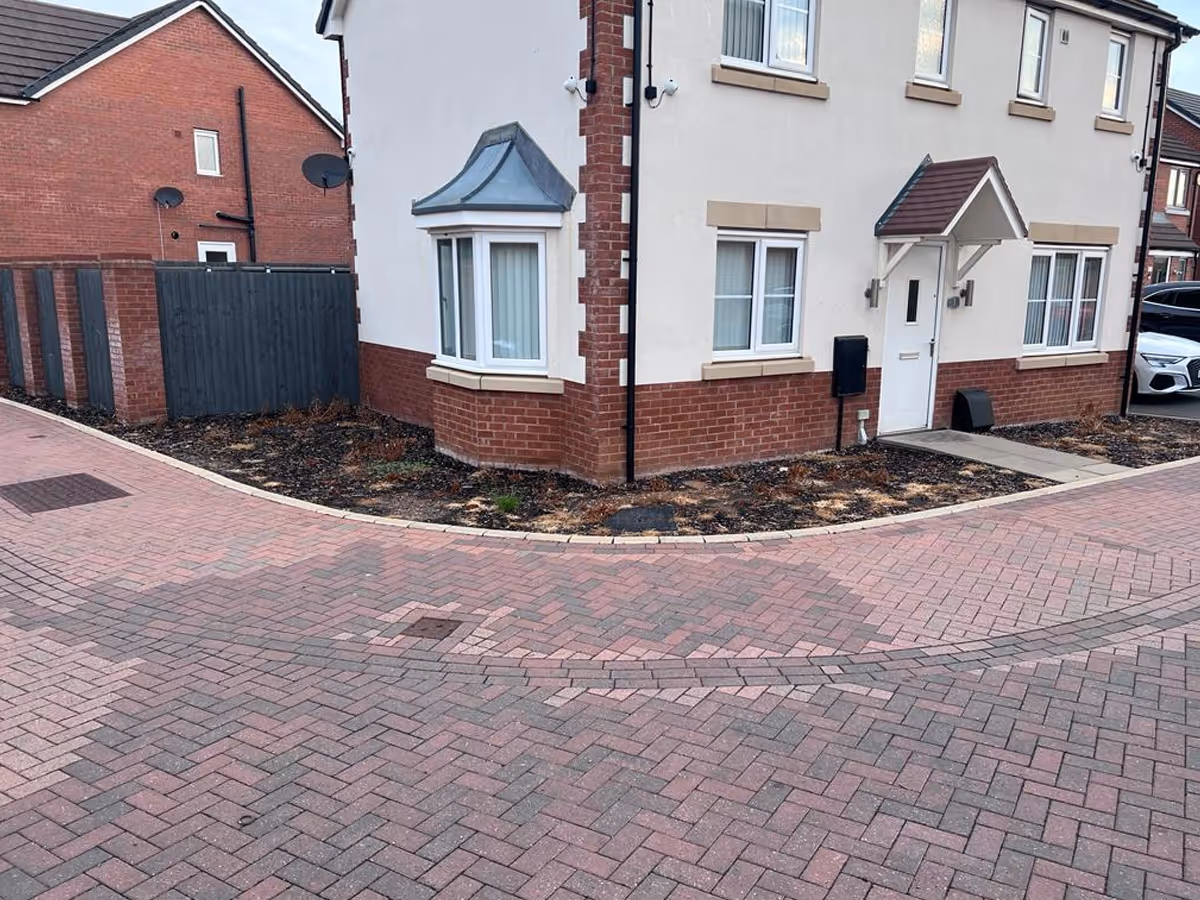 Camel natural stone slabs with standard charcoal paving. Charcoal KS Sub set retainers. Red terracotta gravel.