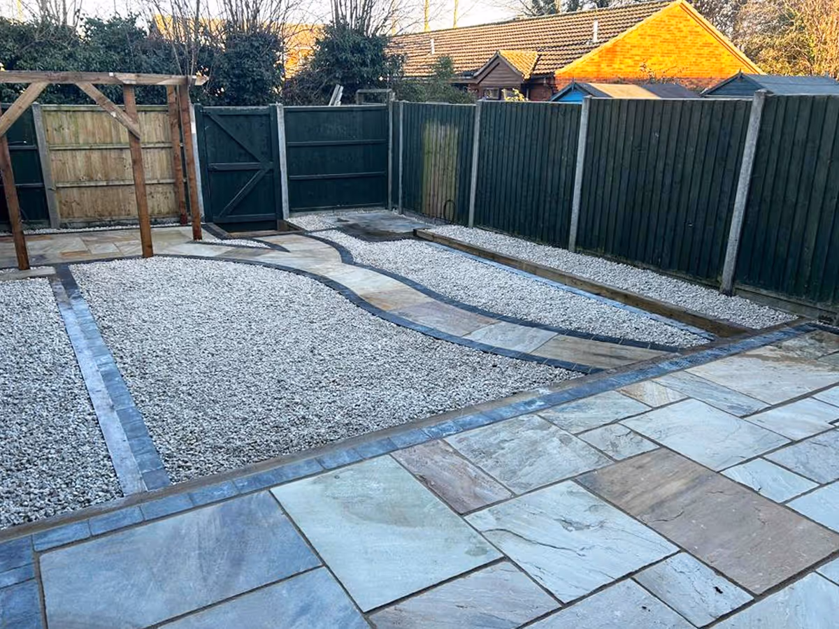 Mixed Size Fossil Buff Natural Stone, Cotswold 20mm Chippings Charcoal Rumbled Borders and retaining sleepers - angle 3