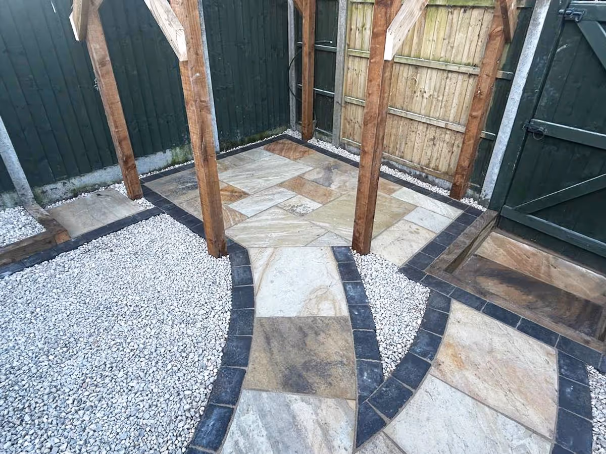 Mixed Size Fossil Buff Natural Stone, Cotswold 20mm Chippings Charcoal Rumbled Borders and retaining sleepers - angle 4