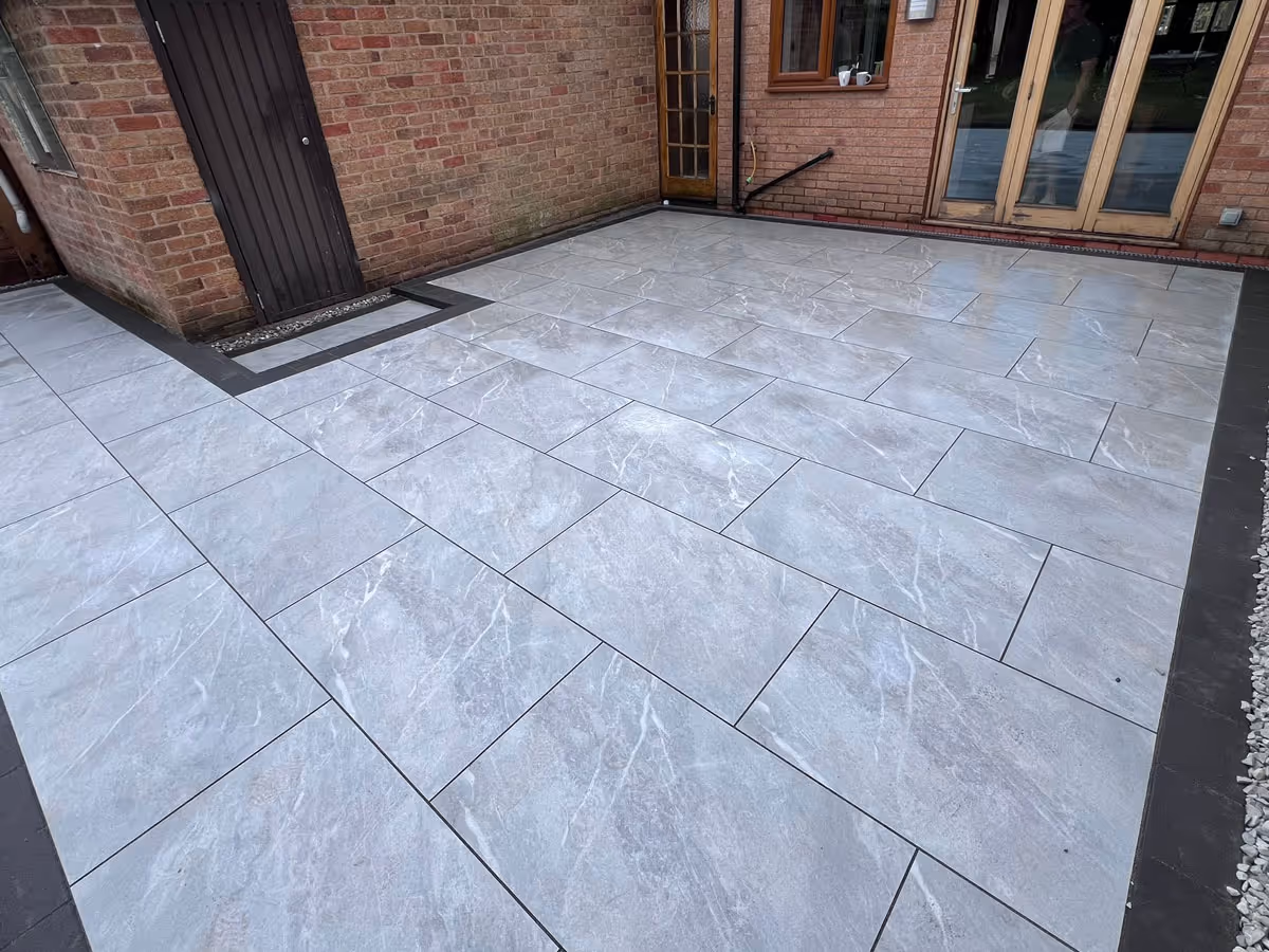 Porcelain patio with charcoal pencil edge paving 