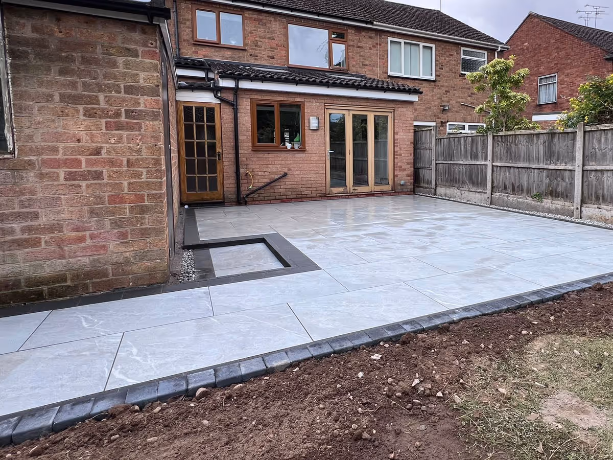 Porcelain patio with charcoal pencil edge paving - angle 3
