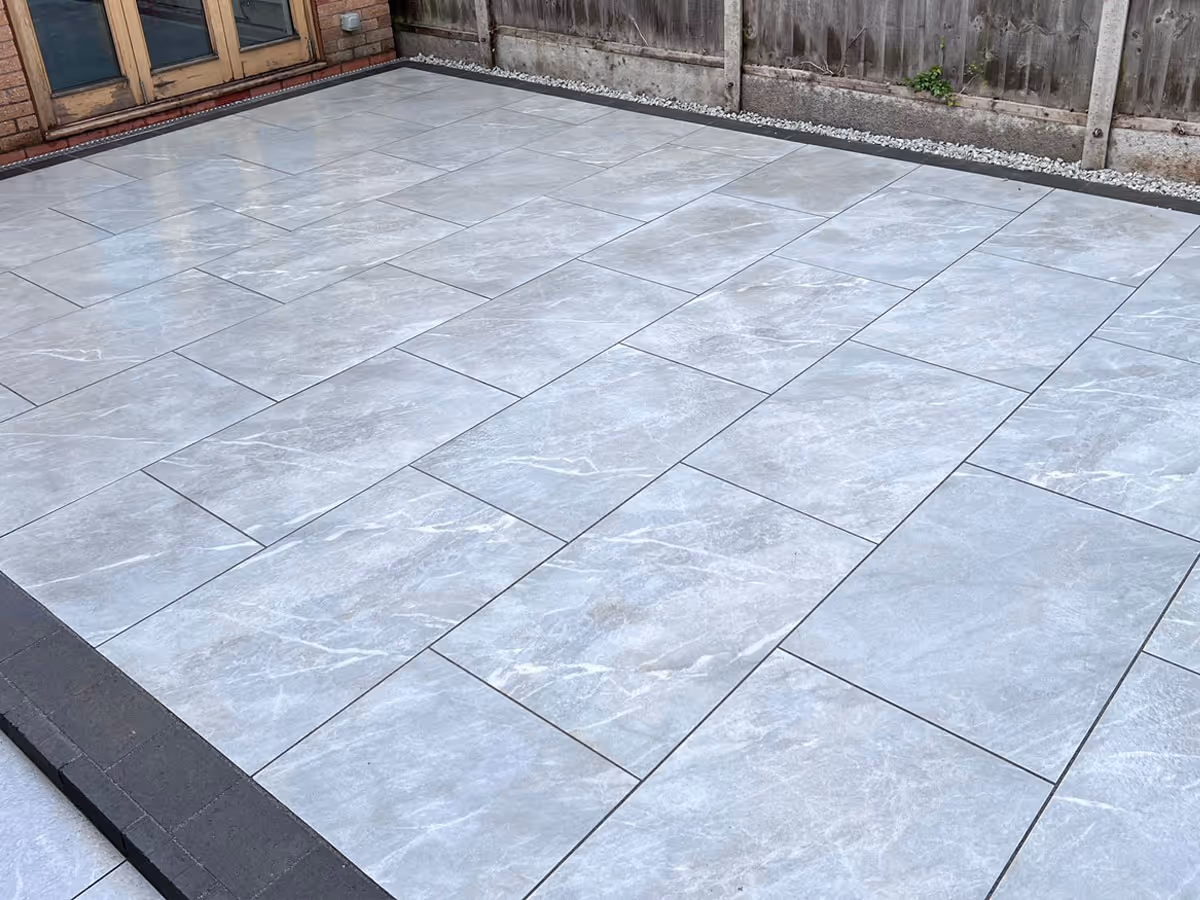 Porcelain patio with charcoal pencil edge paving - angle 1
