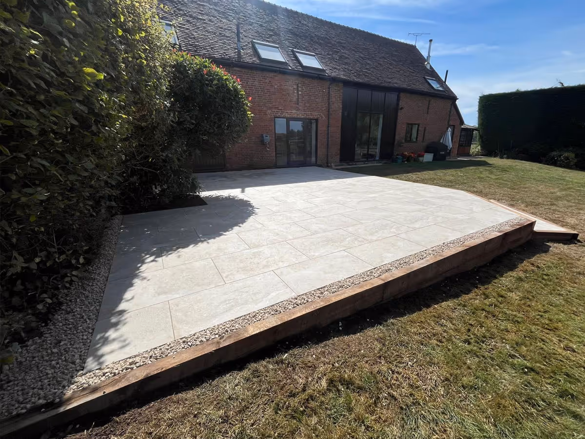 Light grey porcelain with sleeper retainers - angle 2