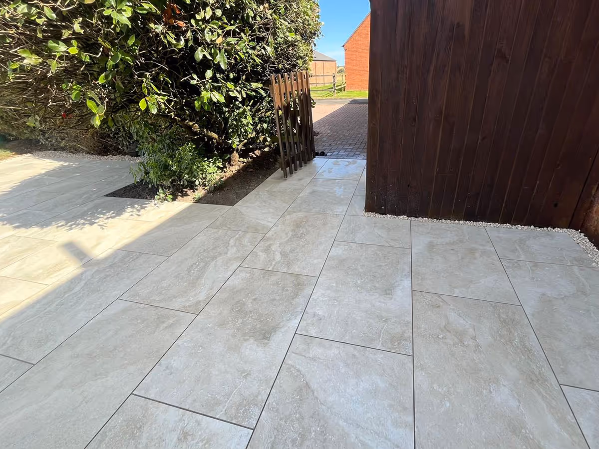 Light grey porcelain with sleeper retainers - angle 3