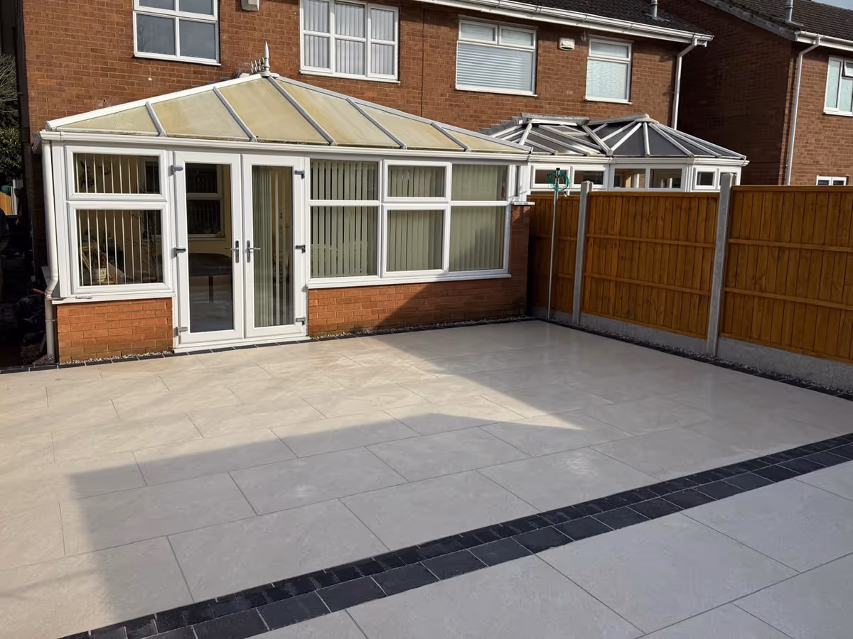 Porcelain patio with charcoal pencil edge paving