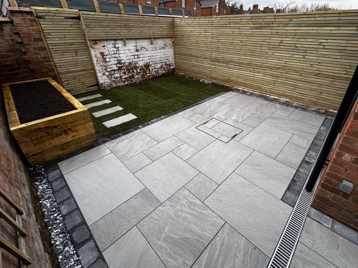 Mixed-size porcelain slabs with charcoal pencil edge paving