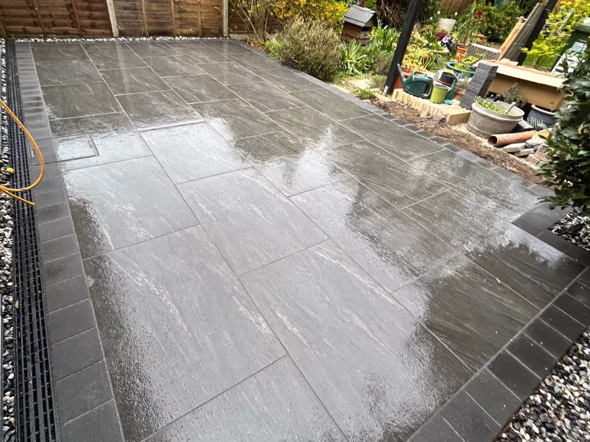 Porcelain patio with charcoal pencil edge paving
