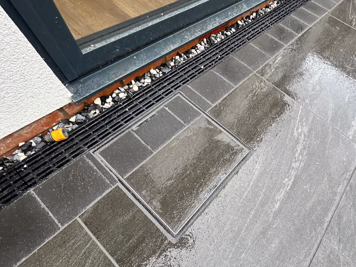 Porcelain patio with charcoal pencil edge paving - angle 5