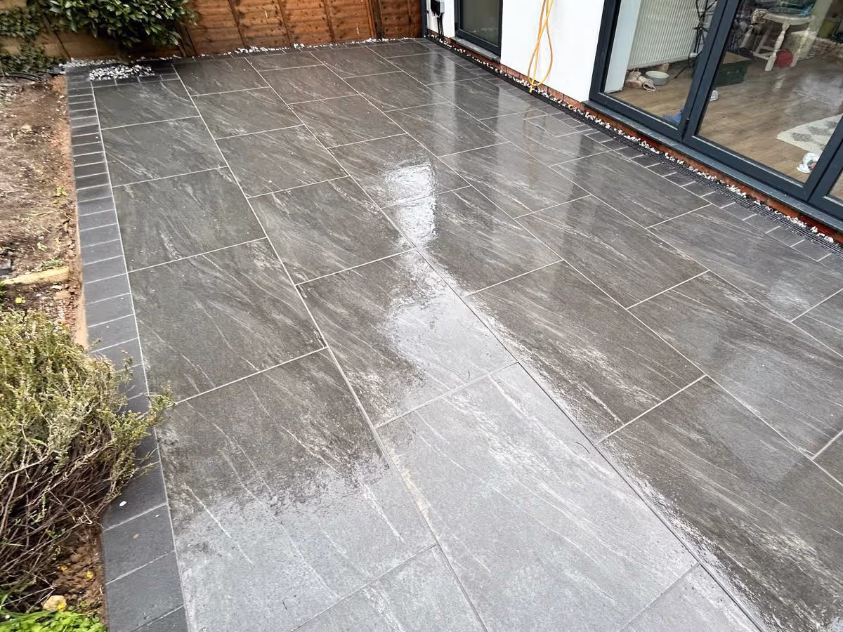Porcelain patio with charcoal pencil edge paving - angle 3