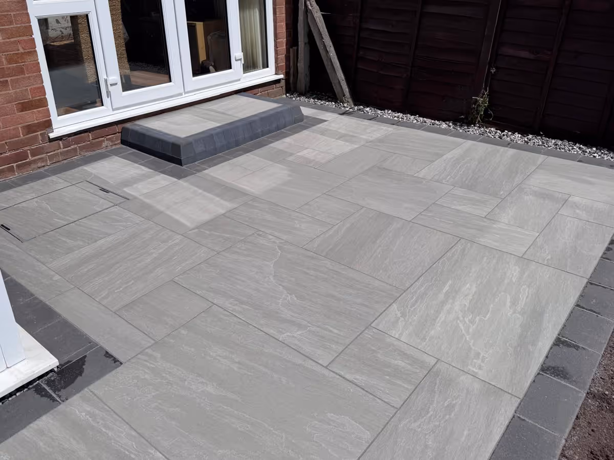 Porcelain patio with charcoal pencil edge paving