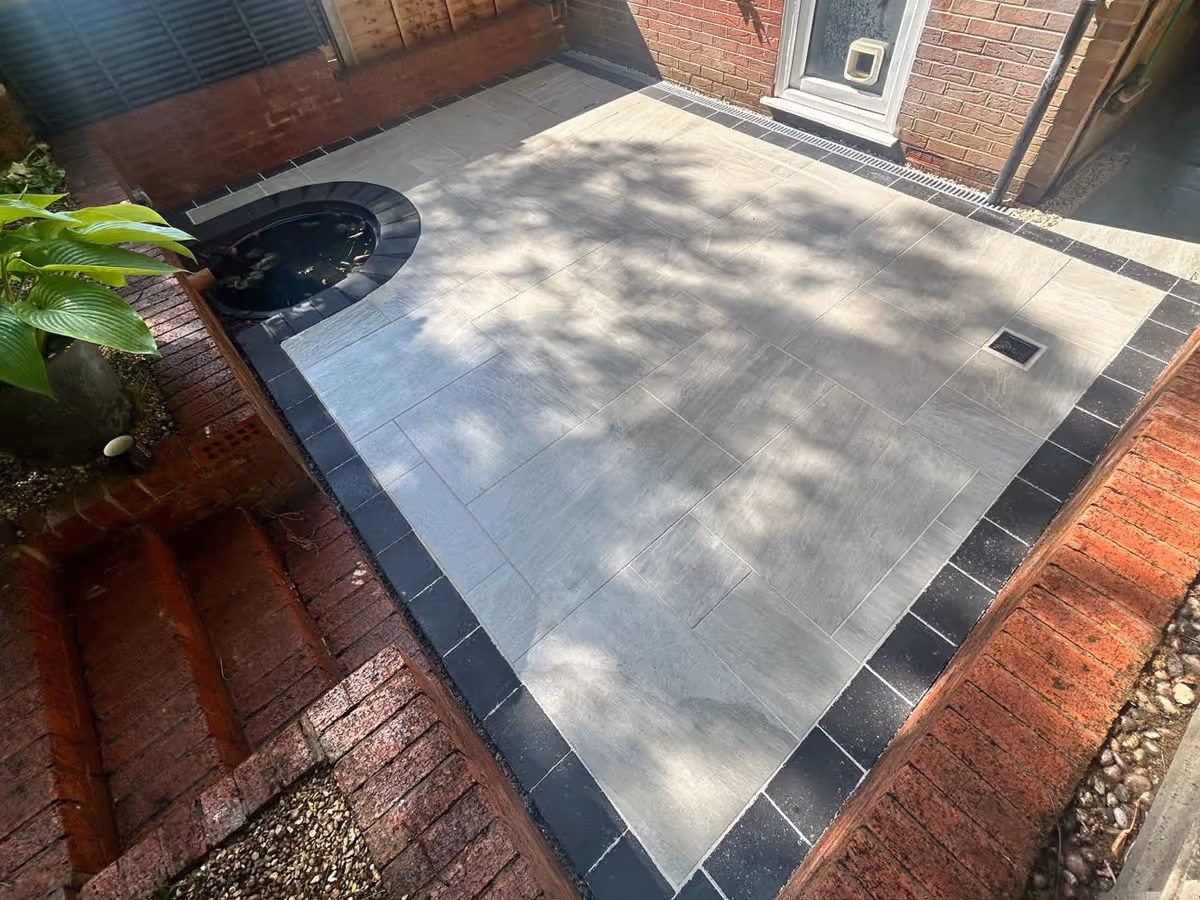 Mixed-size porcelain slabs with charcoal pencil edge paving
