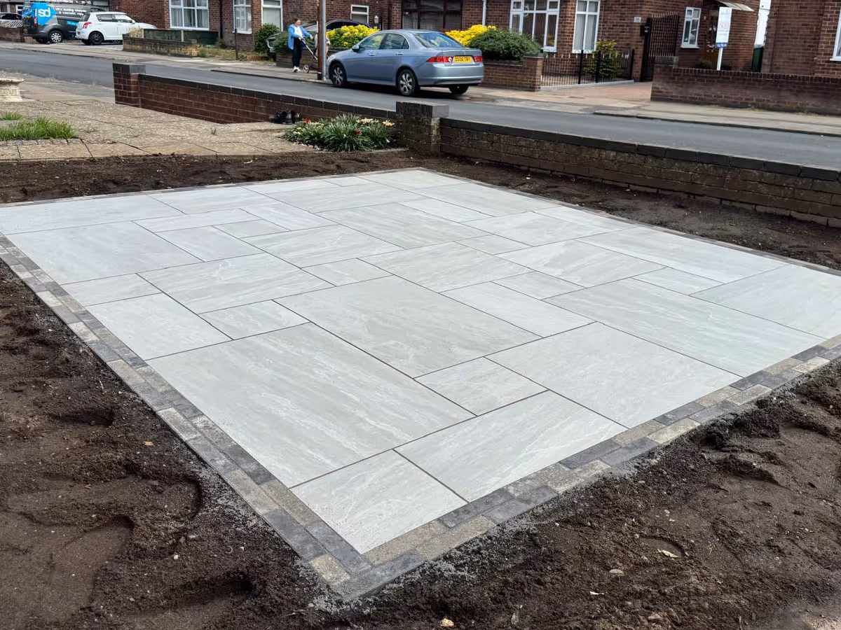 Mixed-size porcelain slabs with block paved edging