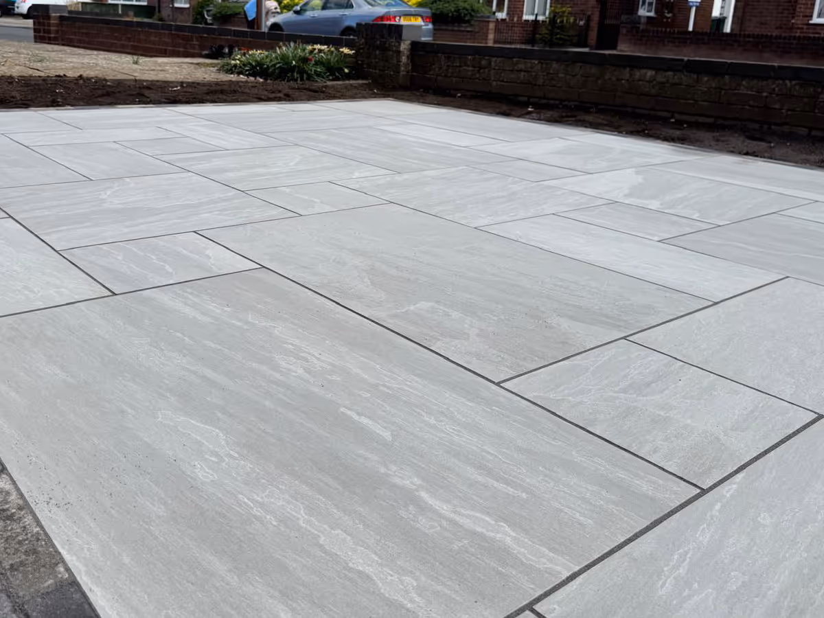Mixed-size porcelain slabs with block paved edging - angle 3